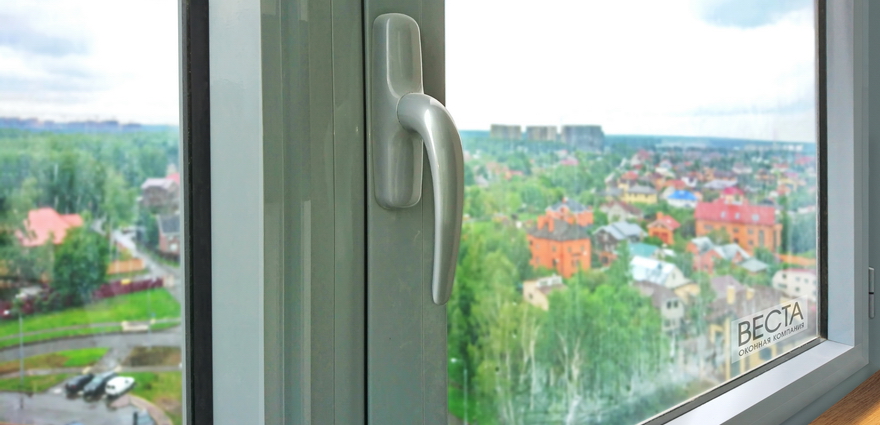 Алюминиевое окно Проведал серого цвета на балконе
